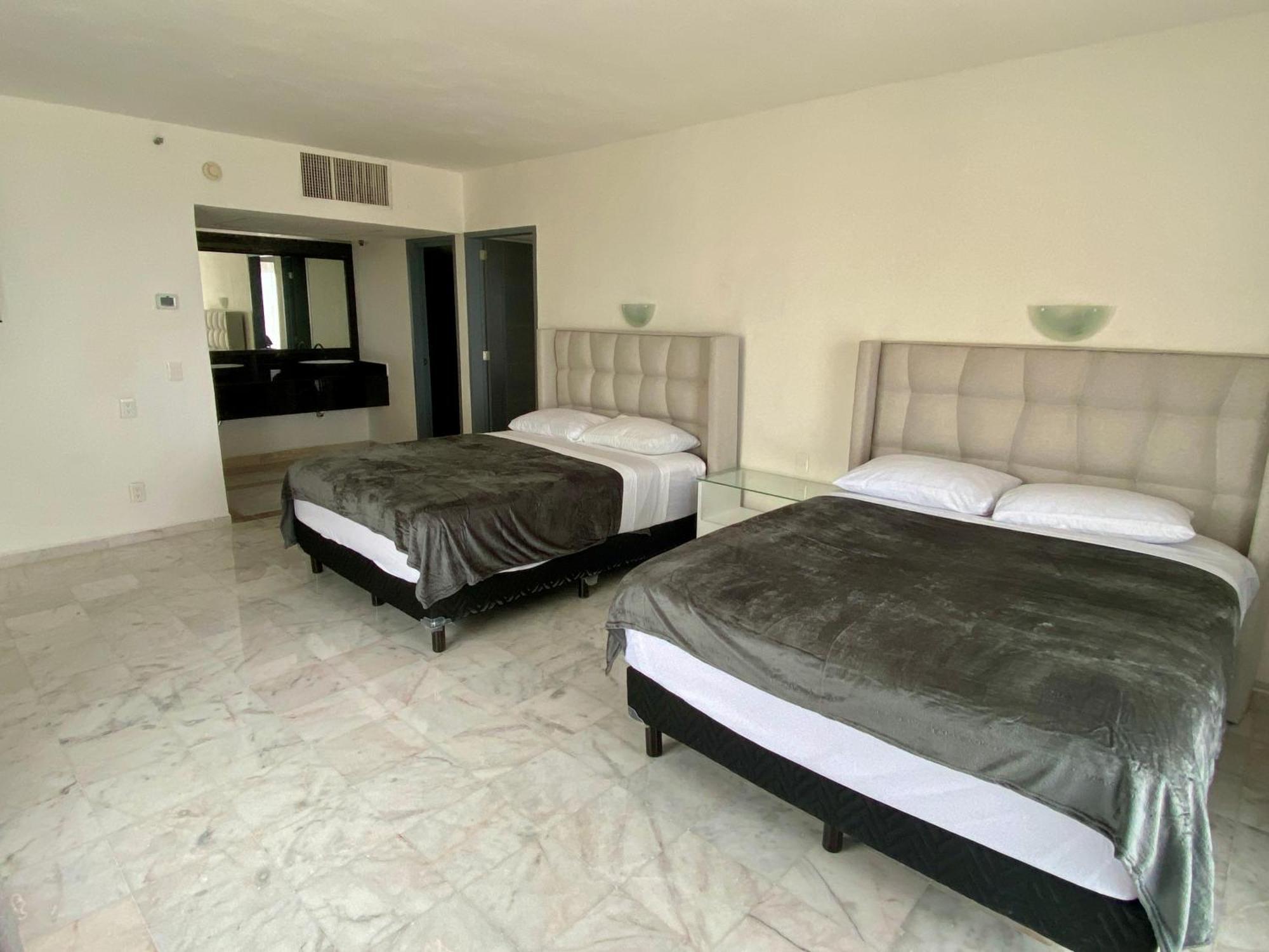 Condo In Ocean Front Resort Канкун Номер фото